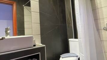 Suite superior | Baño | Ducha, secador de pelo, zapatillas y toallas