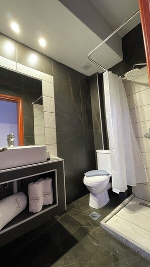 Suite superior | Baño | Ducha, secador de pelo, zapatillas y toallas