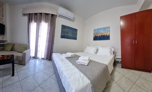 Deluxe Studio, 1 Katil Ratu (Queen) dengan Katil Sofa, Partial Sea View | Peti besi dalam bilik, langsir/tirai gelap terus 