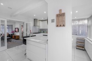 Huis | Privékeuken | Een koelkast met diepvriezer, een microgolfoven, een oven, een kookplaat