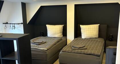 2 Dreibett-Zimmer Wohnung Ecke DG