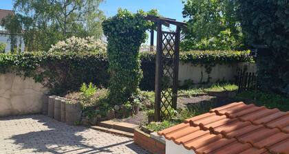 2 Dreibett-Zimmer Wohnung Ecke DG