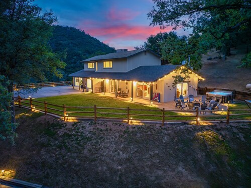 New! Rivertop Hideaway with big views/spa/games/privacy!