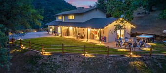 New! Rivertop Hideaway with big views/spa/games/privacy!