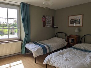 Room - Historic Farmhouse set in a private & quiet rural setting, pet friendly. (Picauville)