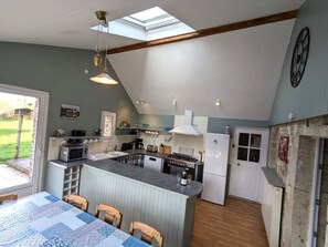 Private kitchen - Historic Farmhouse set in a private & quiet rural setting, pet friendly. (Picauville)