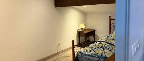 2 bedrooms, iron/ironing board, free WiFi