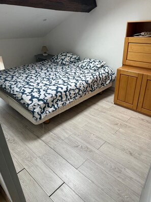 2 bedrooms, iron/ironing board, free WiFi