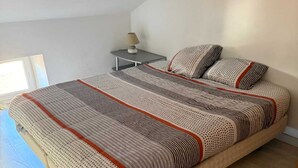 Una camera da letto moderna con un letto grande, un comodino e una lampada.