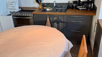 Microondas, horno, placa de cocina y lavavajillas