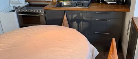 Micro-ondes, four, plaque de cuisson, lave-vaisselle
