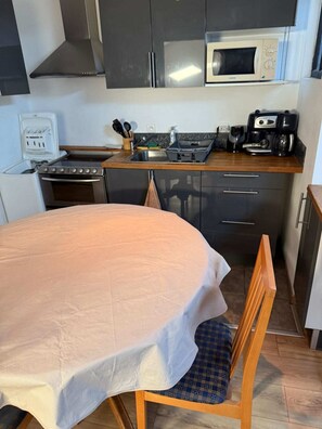 Micro-ondes, four, plaque de cuisson, lave-vaisselle