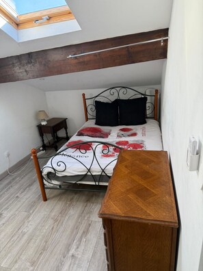 2 bedrooms, iron/ironing board, free WiFi
