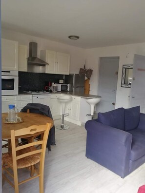 Interior - 2ND FLOOR APARTMENT FACING THE PARK (Saint Chamond)