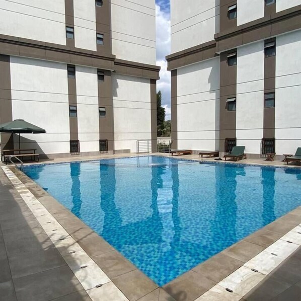 Outdoor pool - Lux suites 108 Riverside Apartments (Nairobi)