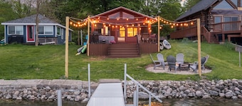 Relaxing Lakefront Cottage-Kayaks, Hot Tub, Firepit & Dock