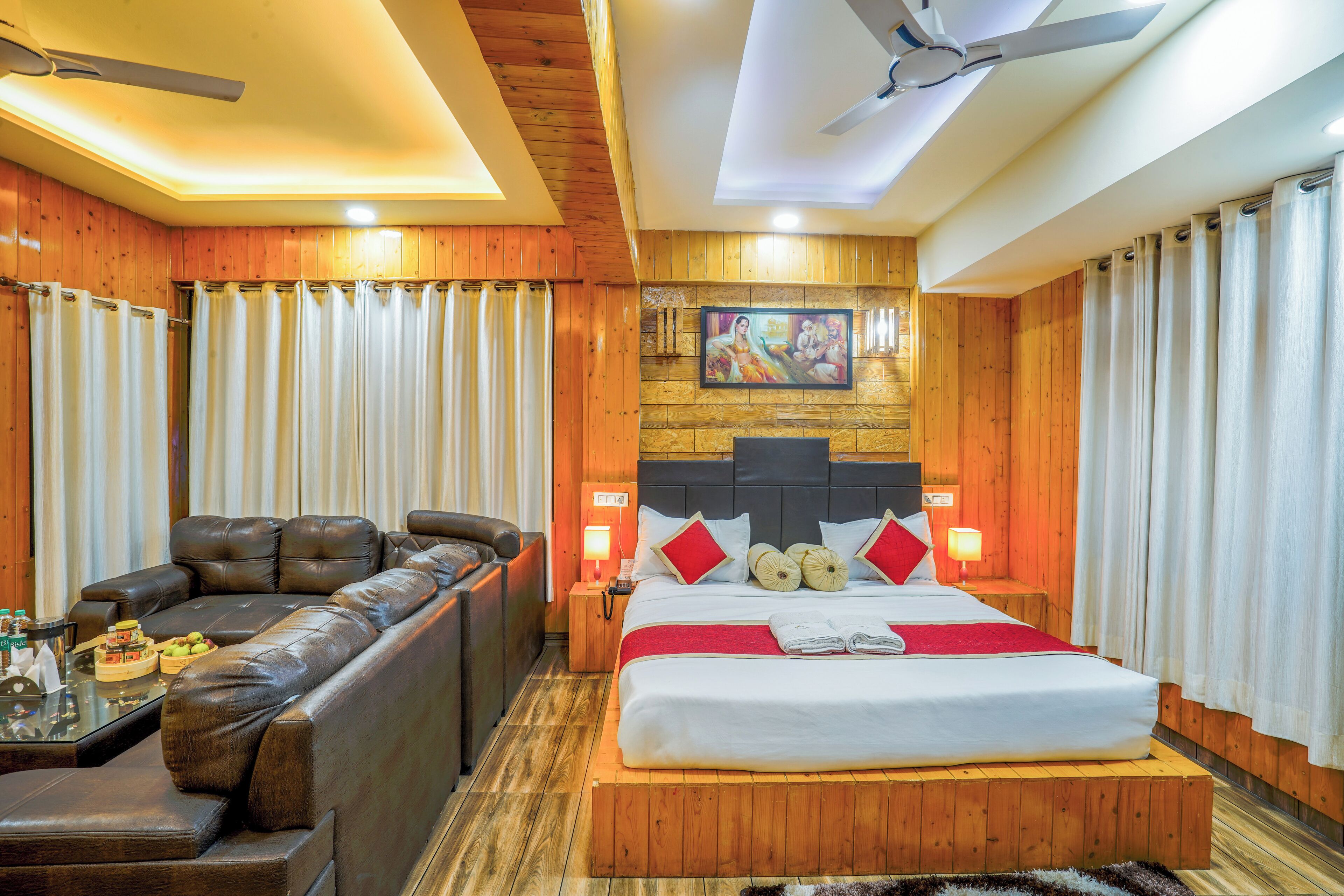 Caja de seguridad en la habitación y tabla de planchar con plancha 