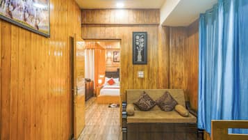 Studio Suite | In-room safe, iron/ironing board