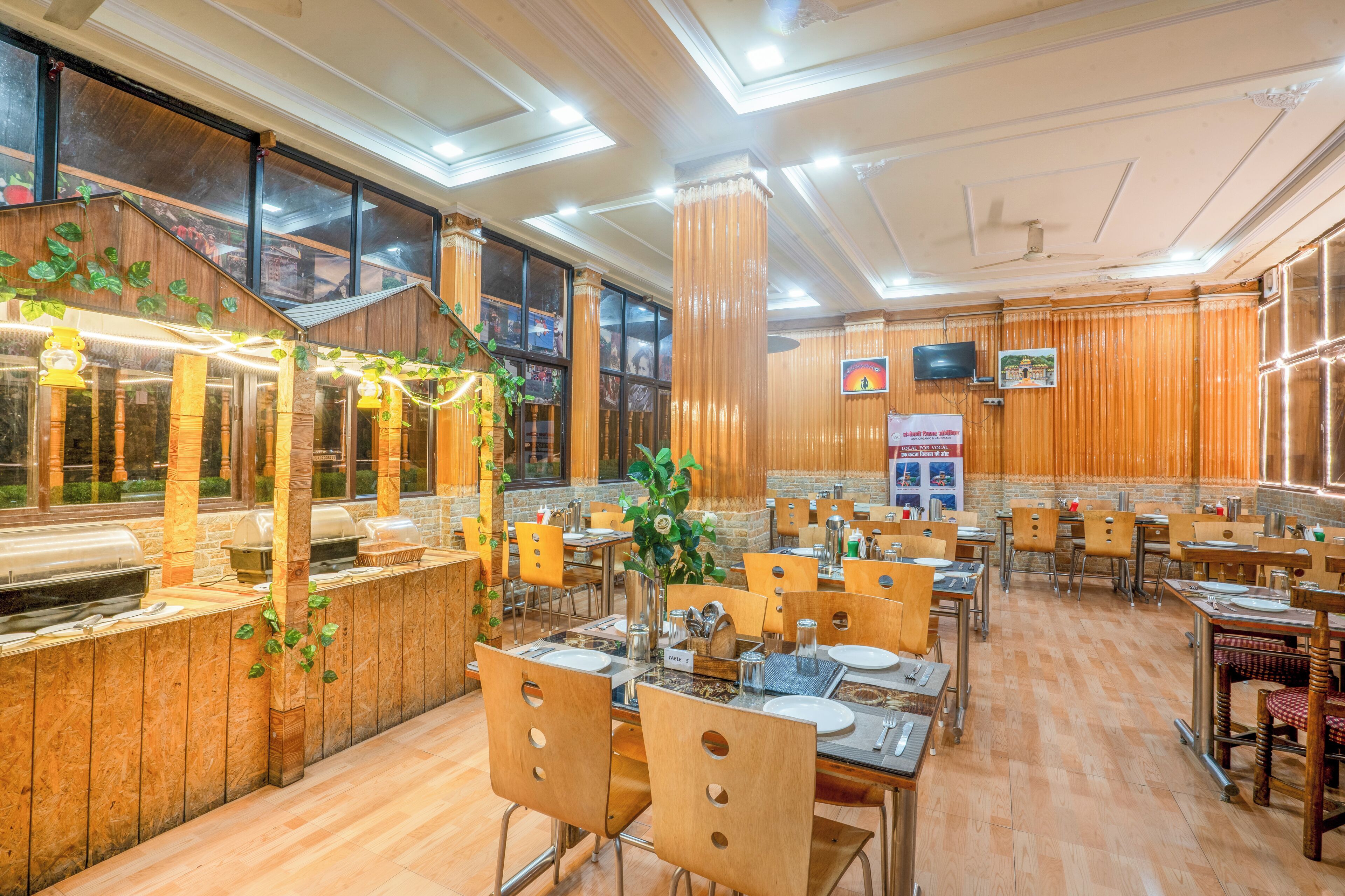 Un restaurante espacioso con decoración de madera, ventanas amplias y diversas opciones de asientos.