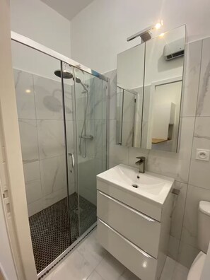 Douche, savon, papier toilette
