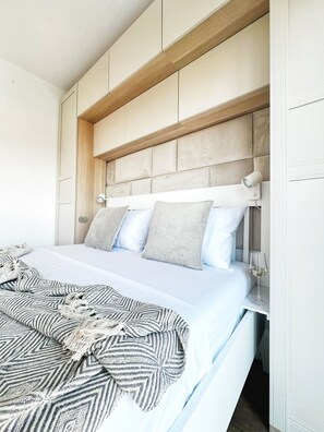 2 bedrooms, iron/ironing board, travel cot, free WiFi