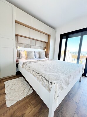2 habitaciones, tabla de planchar con plancha y cuna de viaje 