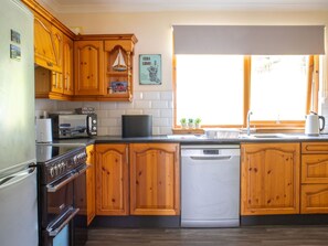 Een microgolfoven, een vaatwasser