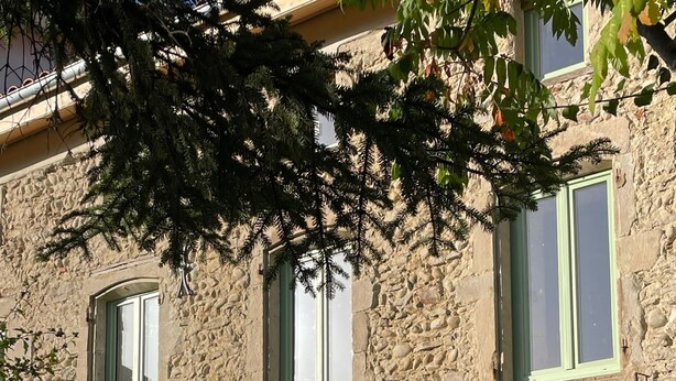 A stone building with multiple windows and arched doorways. - Fabrique des Luddites - chambres et gîte (Chatte)