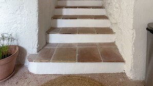 A staircase with white walls and stone steps leading to a landing. - Fabrique des Luddites - chambres et gîte (Chatte)