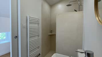 Deluxe House, Ensuite, Garden View | Bathroom | Shower, hair dryer, slippers, towels