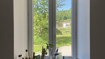 Deluxe House, Ensuite, Garden View | Private kitchen | Full-sized fridge, microwave, oven, stovetop