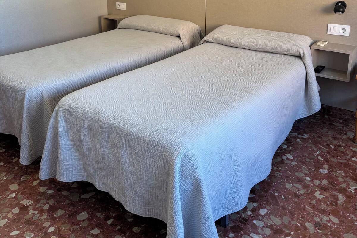 Kamar Twin | Meja kerja, ruang kerja ramah laptop, dan Wi-Fi gratis