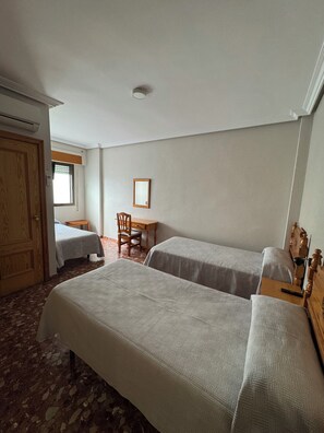 Dreibettzimmer | Schreibtisch, laptopgeeigneter Arbeitsplatz, kostenloses WLAN