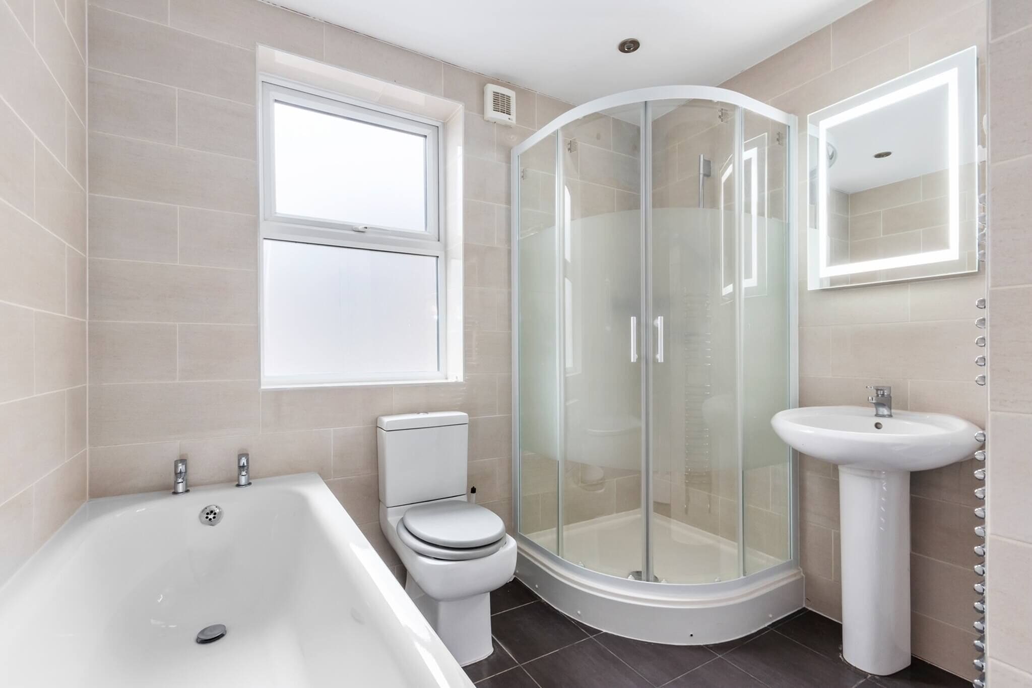 Apartment, 2 Bedrooms | Bathroom | Toilet paper