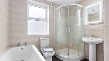 Apartment, 2 Bedrooms | Bathroom | Toilet paper