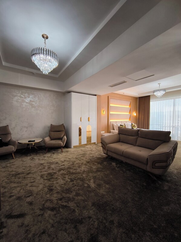 Luxury Suite, Balcony, Park View | Desk, laptop workspace, free WiFi, bed sheets