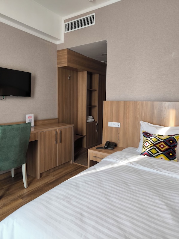 Standard Single Room, Balcony, Park View | 1 bedroom, desk, laptop workspace, free WiFi