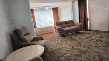 Suite de lujo, balcón, vistas al parque | Escritorio, espacio para trabajar con un portátil, wifi gratis