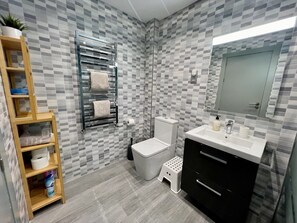 Dusche, Haartrockner, Handtücher, Seife