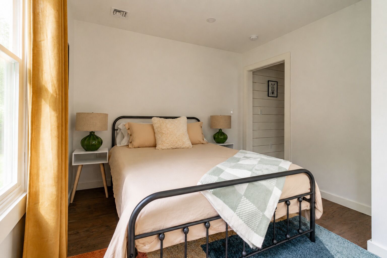 3 bedrooms, desk, WiFi (free), bed sheets