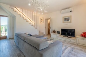 House, Patio, Hill View | Living area