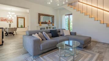 Maison, patio, vue colline | Coin séjour