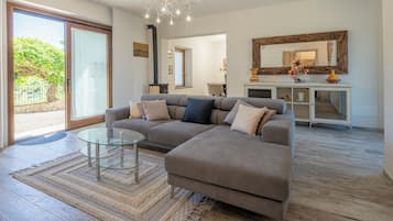 Maison, patio, vue colline | Coin séjour