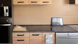 Eine moderne Küche mit Holzausstattung, einer Mikrowelle, einem Toaster und einem Geschirrspüler.