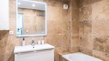 Dusche, Handtücher, Seife, Toilettenpapier