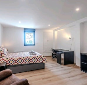 2 bedrooms, iron/ironing board, WiFi