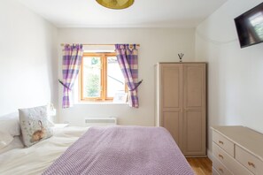 2 bedrooms, iron/ironing board, travel cot, free WiFi