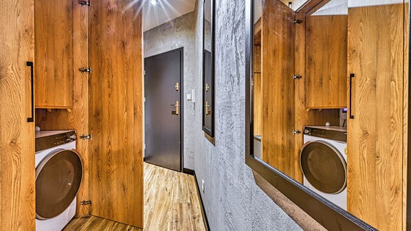 A modern bathroom with wooden cabinetry and a large mirror. - Apartamenty Sun & Snow Centrum Park (Szklarska Poreba)