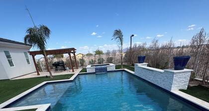 Spacious 6-bedroom house with AC, Large pool charming Buckeye