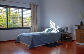 3 chambres, bureau, Wi-Fi gratuit, draps fournis